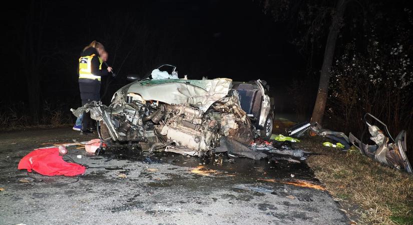 Ketten meghaltak Újszilvásnál, miután fának hajtott egy autó