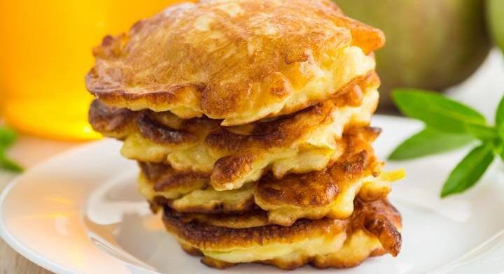 Puha almás-banános palacsinta: hozzáadott cukor nélkül készül