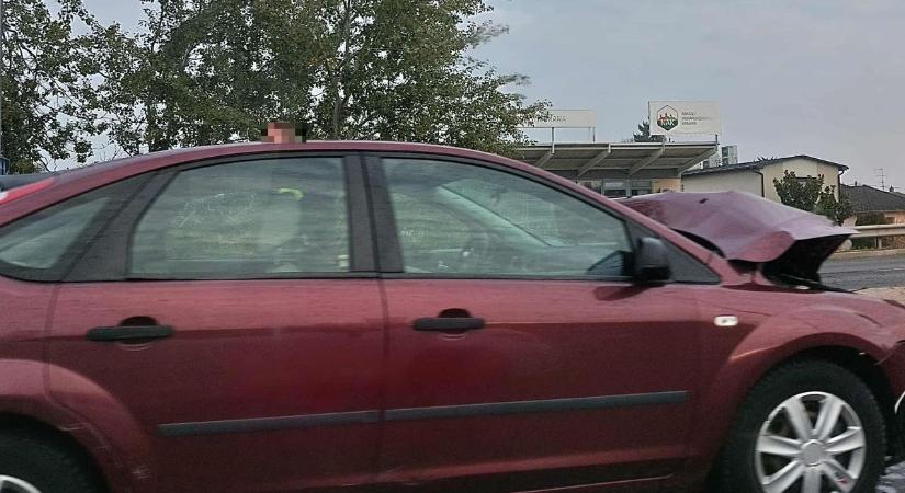 Járművek ütköztek a Dunacenternél Győrben -fotó