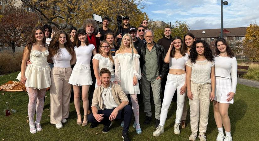 „Fogalmam sincs, hogy jutott be a fridzsiderbe a macskád” – KFT-klippremier a HVG-n