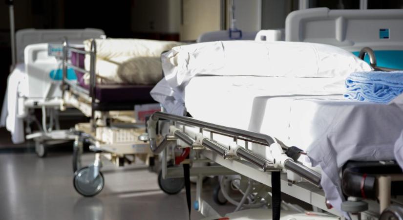 Fájdalmai ellenére sem hívott orvost a haldokló anyjához, majd négy napig együtt élt a nő holttestével