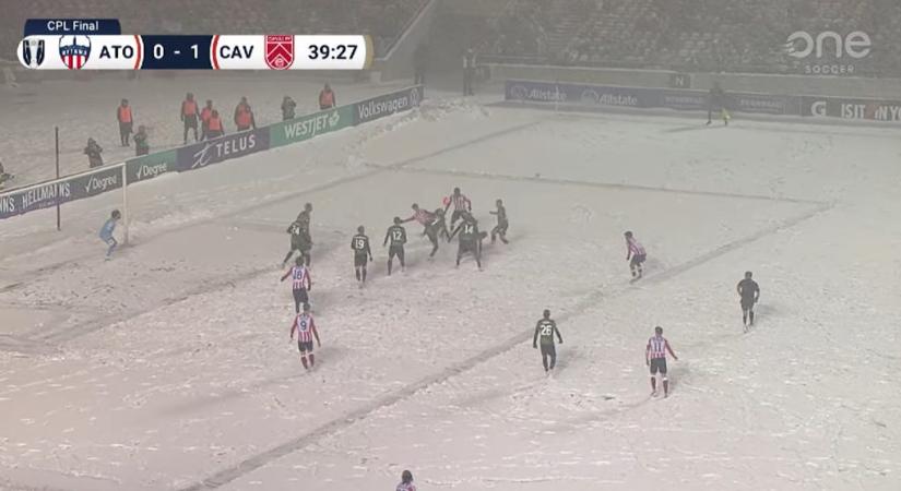 Egy ilyen ollózós gól még száraz pályán is extrának számít, hát még bokáig érő hóban