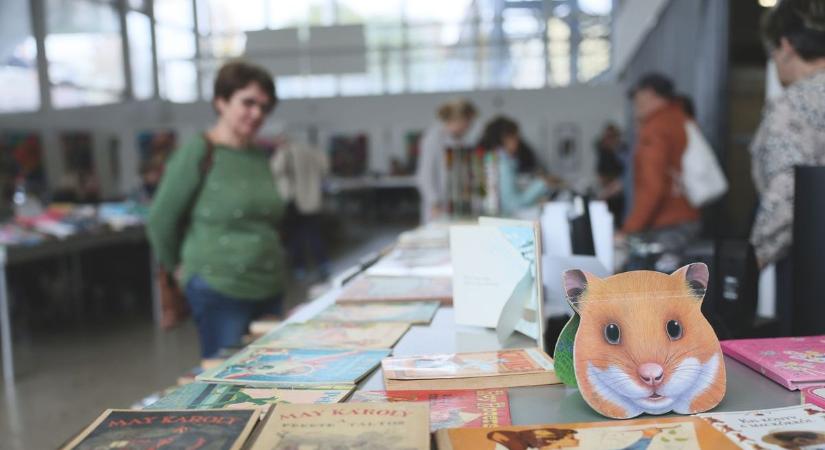 Ez nem semmi! Könyvek borították be a kulturális központot!