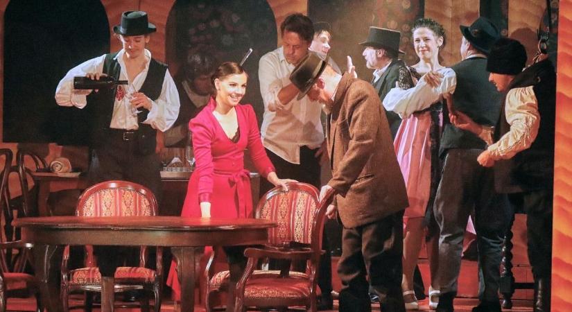 Vígjáték két felvonásban, telt ház előtt