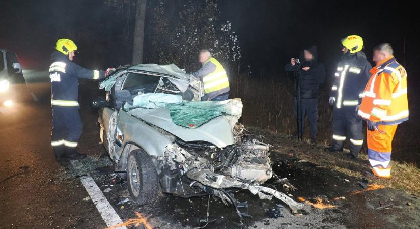 Fának csapódott egy autó Újszilvásnál, ketten meghaltak