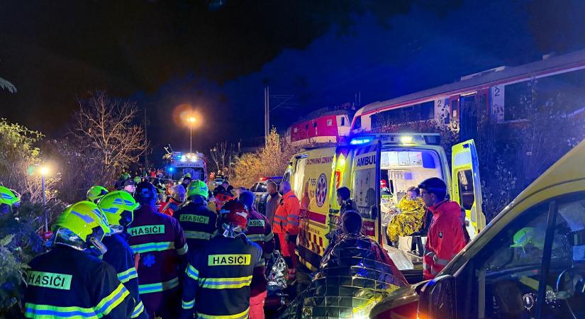 Vonatbaleset: Közel 80 sérültet láttak el az éjszaka a kórházakban