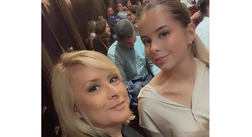 Szulák Andrea 18 éves lánya selyemszettben gyönyörű volt a színházban