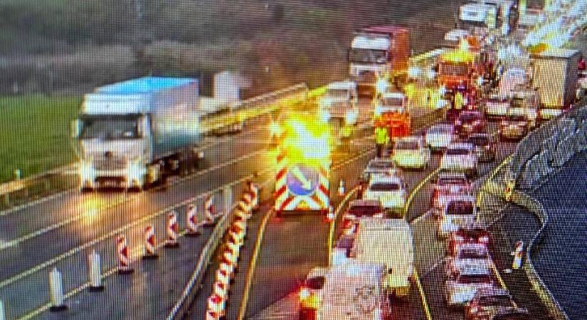 TÖMEGBALESET: Három autó karambolozott egy frekventált útszakaszon