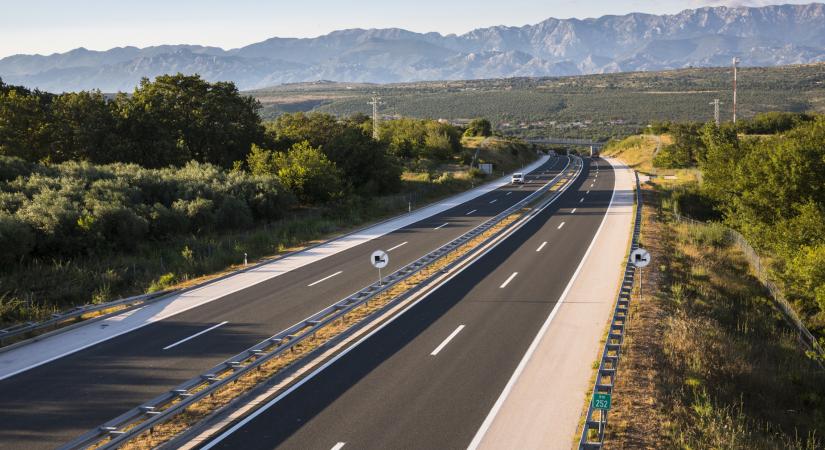 2026-ig húzódhat az autópálya javítása, pedig Lázár János már idénre várta
