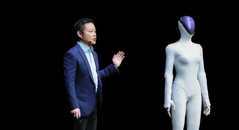 Olyan humanoid robotot alkotott egy kínai cég, hogy fel kellett vágni a bemutatóján