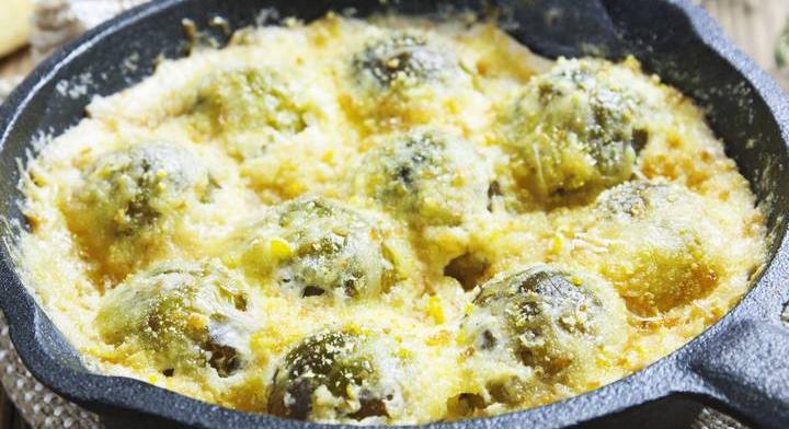 Nagyon sajtos sült kelbimbó: krémes és ropogós köret