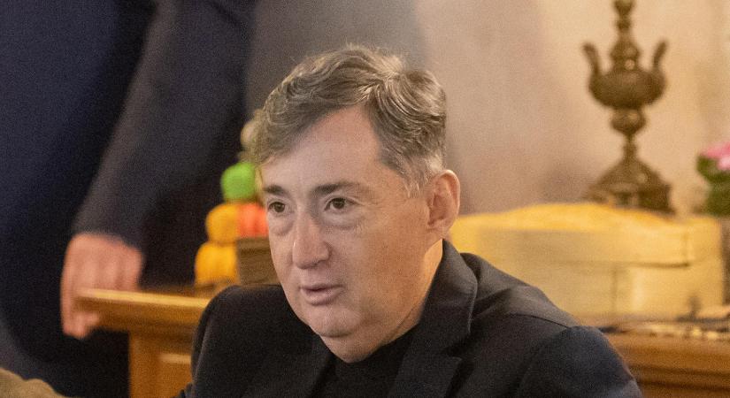 Mészáros Lőrinc egy Vasember-maszkkal a háta mögött magyarázta, nem gondolkodik azon, mi lesz, ha jön a kormányváltás