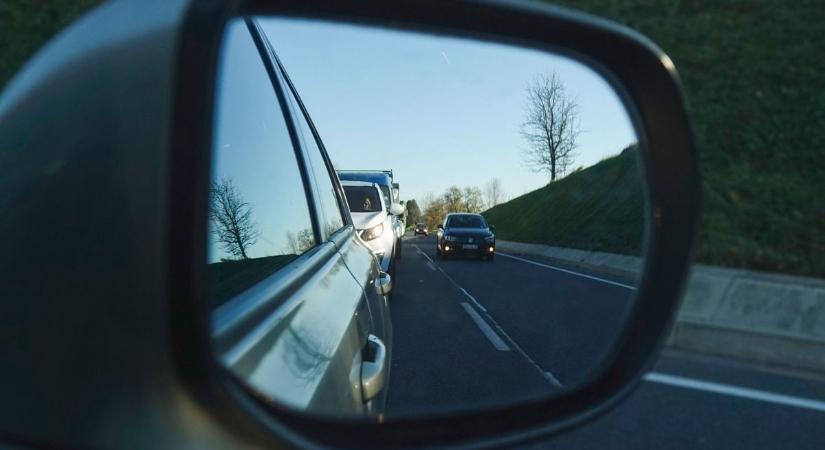 A sötét főúton került bajba a sofőr, ezt a helyzetet kevesen tudnák megoldani