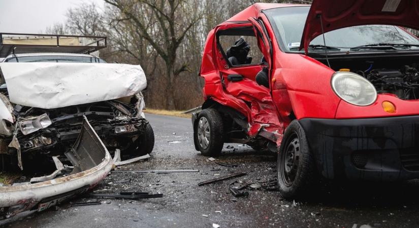 Belehalt a sérüléseibe a Debrecennél baleset szenvedő nő – új részletek derültek ki az ütközés körülményeiről! – fotókkal, videóval