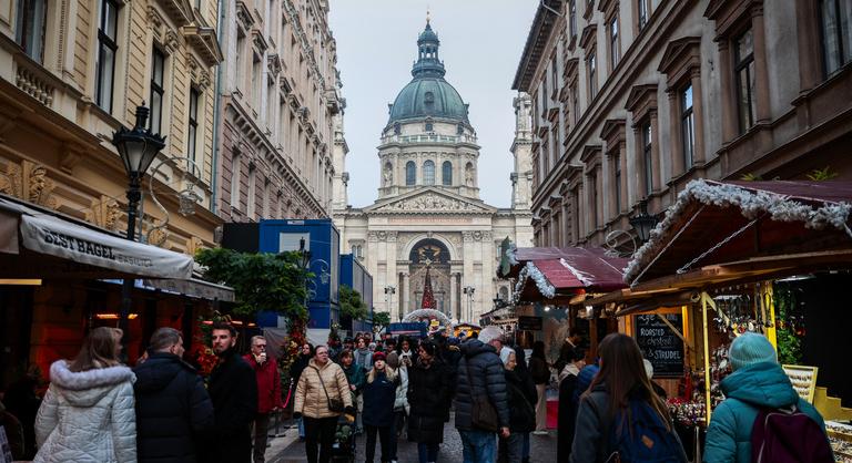 1600 forintba kerül idén kedvezményes menü a karácsonyi vásárban, százmilliós kedvezményt kapott a szervező