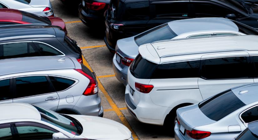 Tömeges a felháborodás a szegedi plázánál: az autósok szerint durva túlzás, amit ott csináltak