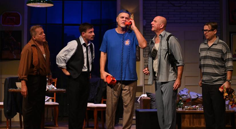 Furcsa pár – Lux Ádám és Szabó Sipos Barnabás főszereplésével látható a Karinthyban