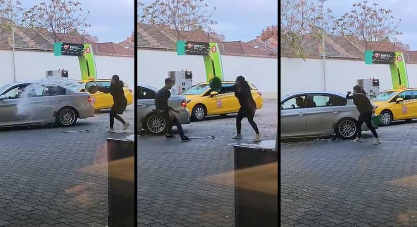 Csetepaté a kispesti MOL-kúton: üvöltözés, káromkodás, nekivágják a BWV-nek a szélvédőmosót, aztán repült a vödör is – VIDEÓ
