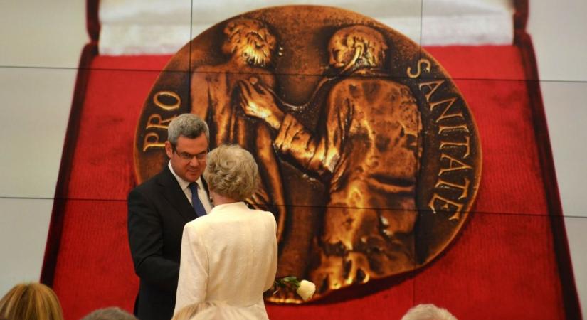 Hatalmas elismerést kapott egy falu orvosa, aki generációkat gyógyított