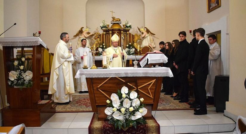 Fiatalok bérmálkoztak a Fényeslitkei Szentháromság-templomban