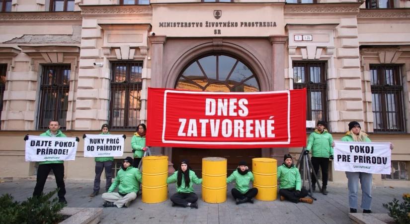 Aktivisták blokkolják a környezetvédelmi minisztérium bejáratát, Taraba feljelentést tesz