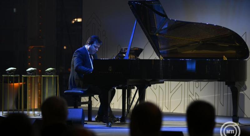 Cziffra György emlékére a New York-i Carnegie Hallban adott koncertet Balázs János