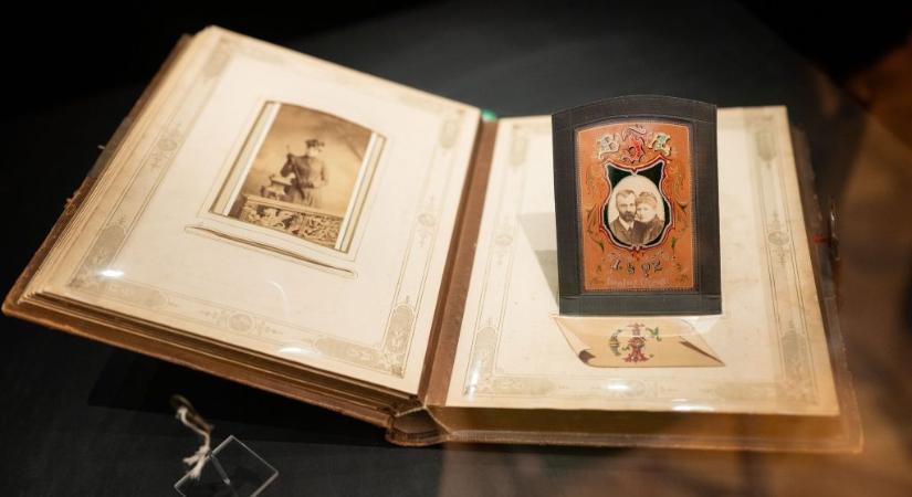 A Kék Duna keringőt játssza ez a Ferenc József képével kezdődő fotóalbum, mégis egy házassági évfordulóra készült