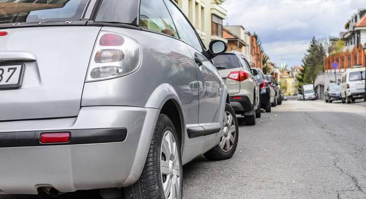 Százezres büntetést kaphatsz, ha így parkolsz – sokan nem ismerik a szabályozást