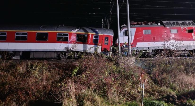 Egymásnak hajtott két vonat a magyar határ közelében: több tucatnyian sérültek meg