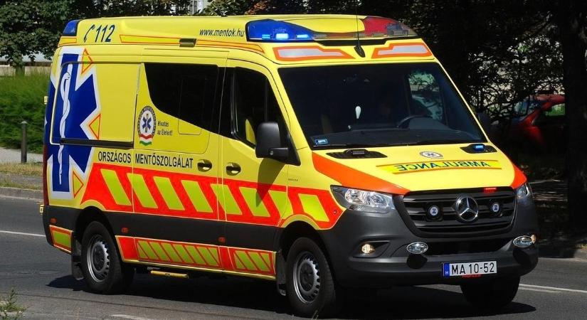 Árokba hajtott egy autó, két embert kórházba szállítottak