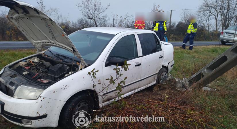Villanyoszlopnak ütközött egy személygépkocsi hétfő reggel Békéscsaba és Gerla között