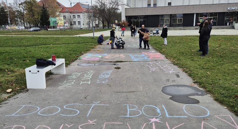 Színes krétával a szabadságért – Érsekújvár már most november 17-re készül