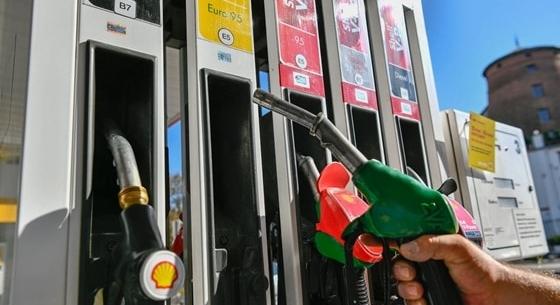 Itt az újabb arculcsapás, ezt minden autós megszenvedi – kedd éjszaka életbe lép a változás a benzinkutakon