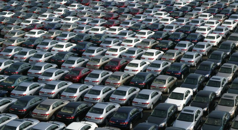 Beszakadt a világ legnagyobb autópiaca