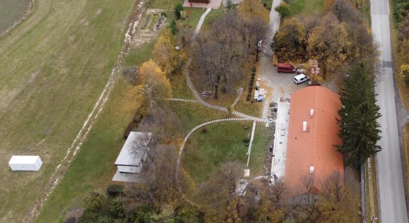 Balásy Gyula két és fél hektáros vidéki birtokáról tett közzé fotókat Hadházy Ákos