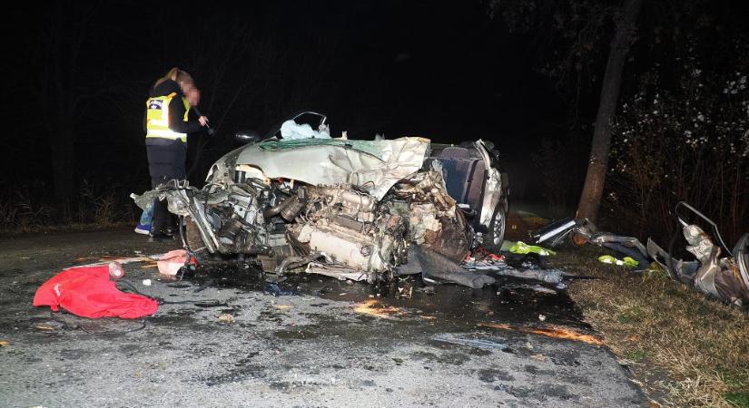 Egy házaspár halt meg Újszilvásnál, a fiuk életveszélyben