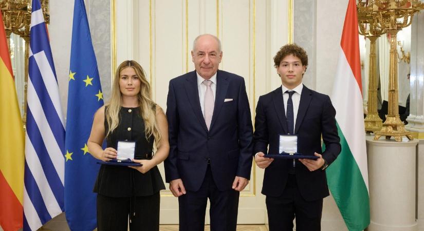 Sulyok Tamás kitüntette a magyar turisták életét megmentő fiatalokat