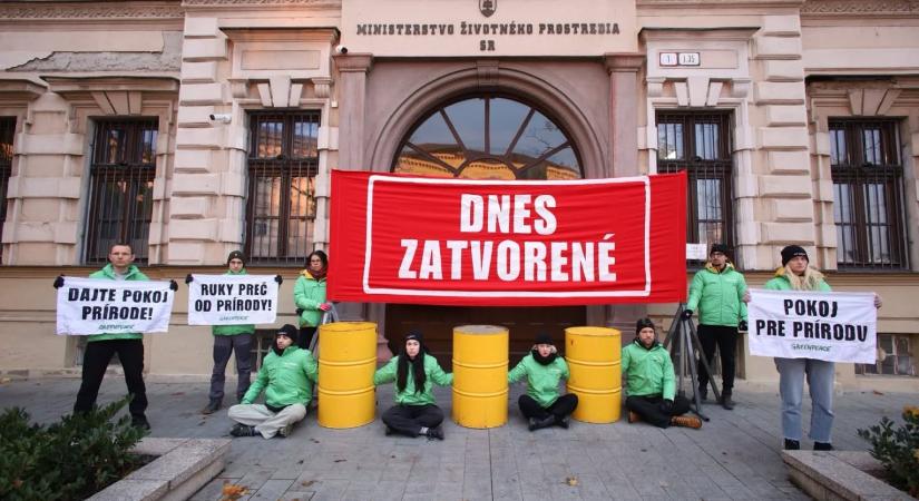 „A természetnek legalább egy nap nyugalomra van szüksége” – Greenpeace-aktivisták vették blokád alá a Környezetvédelmi Minisztérium bejáratát