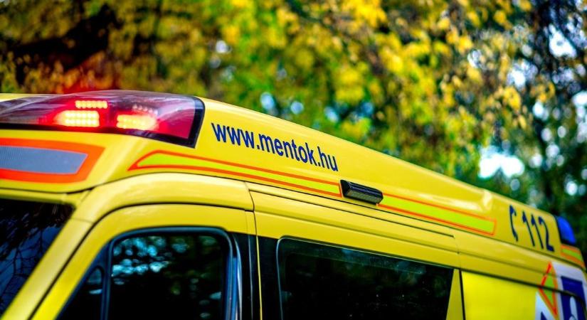 Hatalmas csattanás rázta meg a térséget, mentő is érkezett