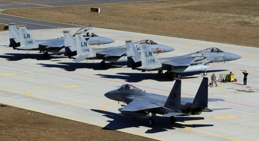 Pengeélen táncol a NATO: magyar katonák próbálják megakadályozni a harmadik világháború kitörését (VIDEÓ)