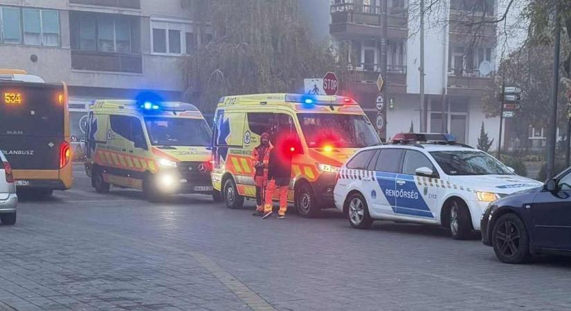 Fiatal rollerest ért baleset, rendőrökkel, mentőkkel van teli a főtér