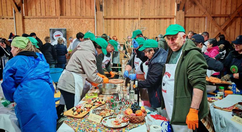 Székelyföldi Kolbászparádé: a gelencei férfidalárda csapata jut ki a Csabai Kolbászfesztiválra (VIDEÓ)