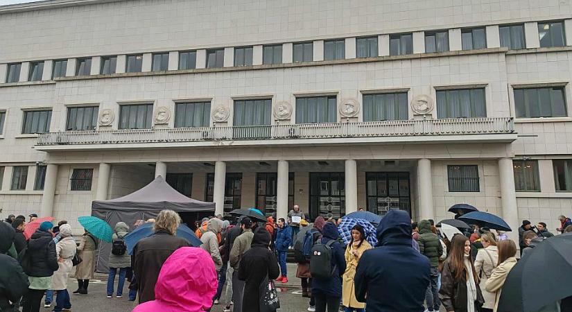 Jaćimović megkezdte az éhségsztrájkot, egyre több polgár érkezik a támogatására (fotókvideók)