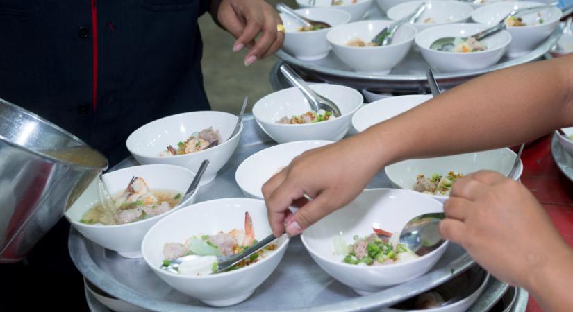 Újabb infók a budapesti menzabotrányról: ennyi gyerek került kórházba tömeges ételmérgezés miatt