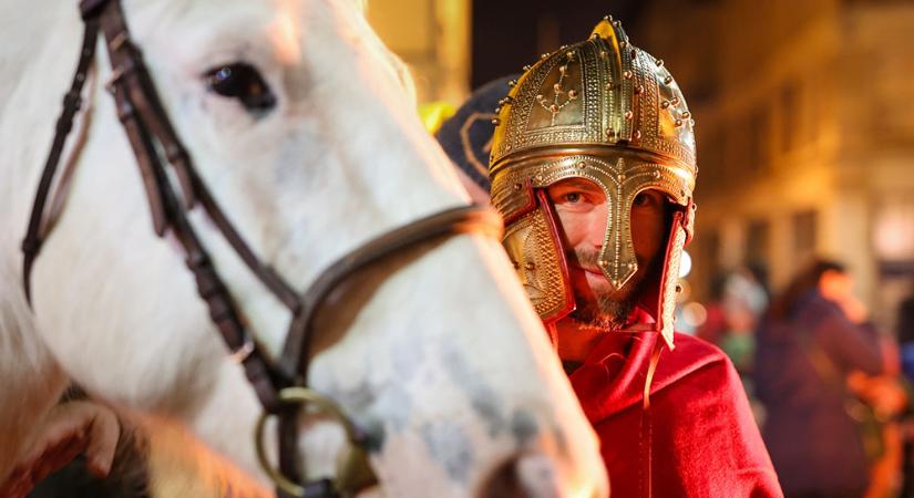 Fény derül a sötétségre