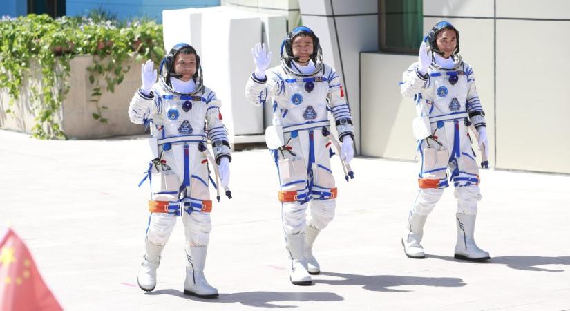 Űrszemét találta el kínai űrhajósok kapszuláját, nem tudnak hazatérni