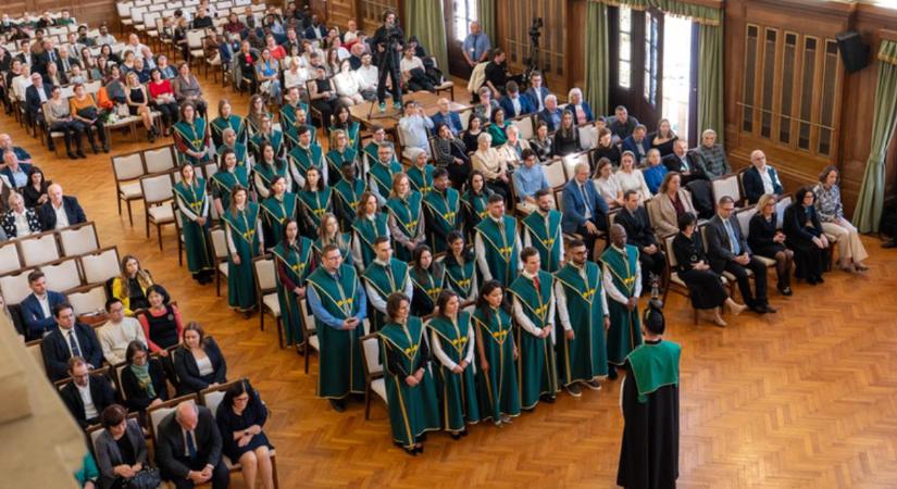 Díszdoktorokat, habilitáltakat és frissen avatott doktorokat ünnepeltek a Debreceni Egyetemen