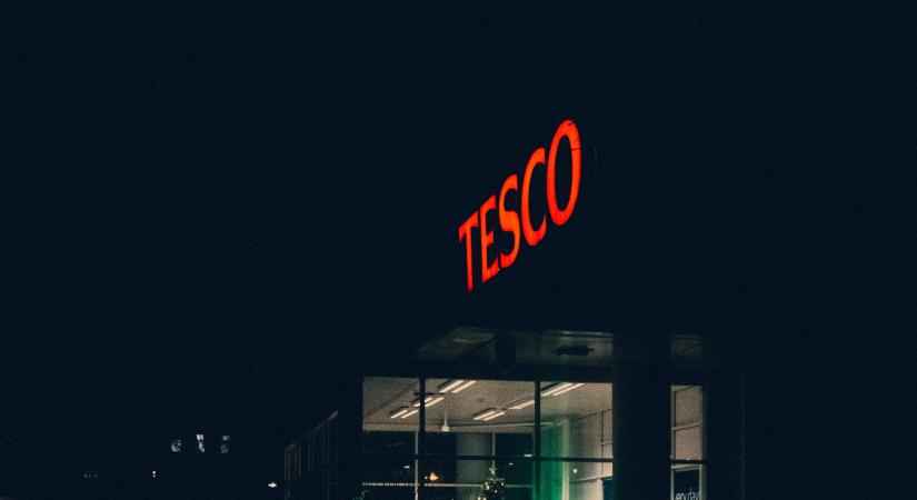 Már mind a 198 Tesco áruházban elérhető életmentő automata defibrillátor
