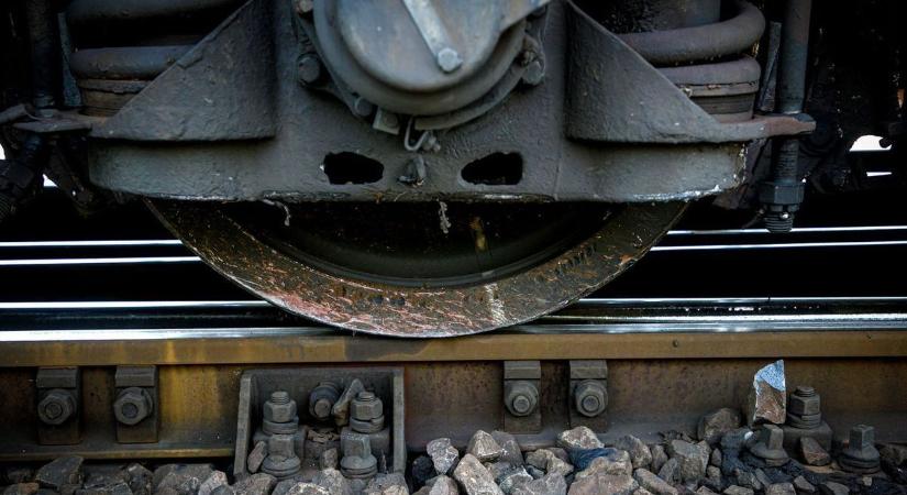 MÁV: műszaki hiba az egyik fővonalon, pótlóbuszokat is bevetettek