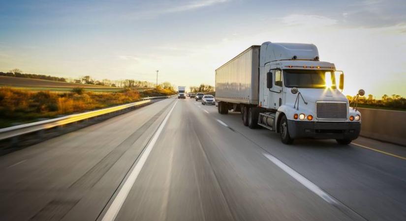 A külső és a belső szalagkorlátnak is nekicsapódott a kamionos: centiken múlt a tragédia az M1-esen - Videó